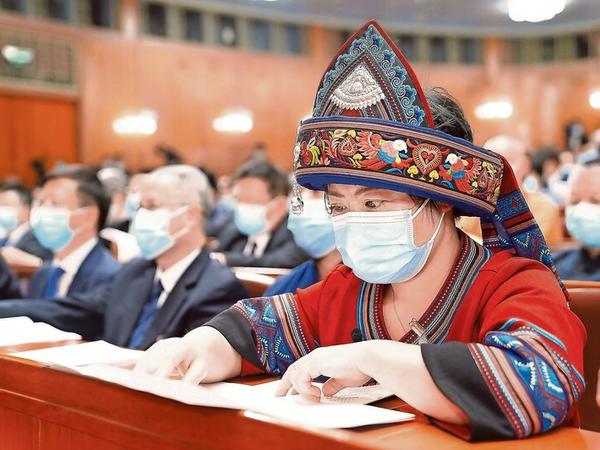 Die Delegierten der Konsultativkonferenz tragen Masken gegen das Coronavirus. 