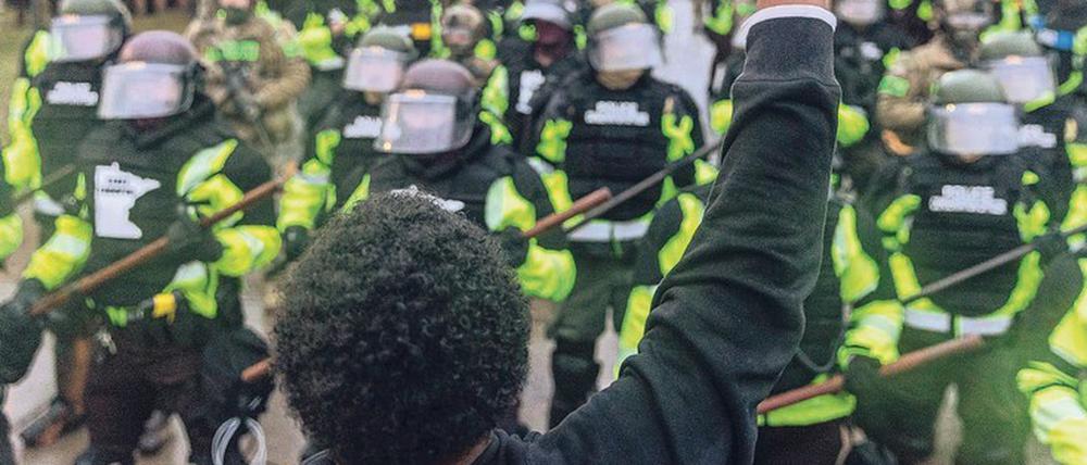 Einmal mehr explodieren Wut und Frustration vieler Schwarzer über unverhältnismäßige Polizeieinsätze.