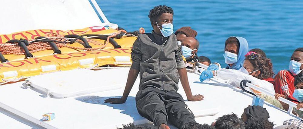 Übers Mittelmeer. Ankunft der Flüchtlinge auf der Insel Lampedusa. 
