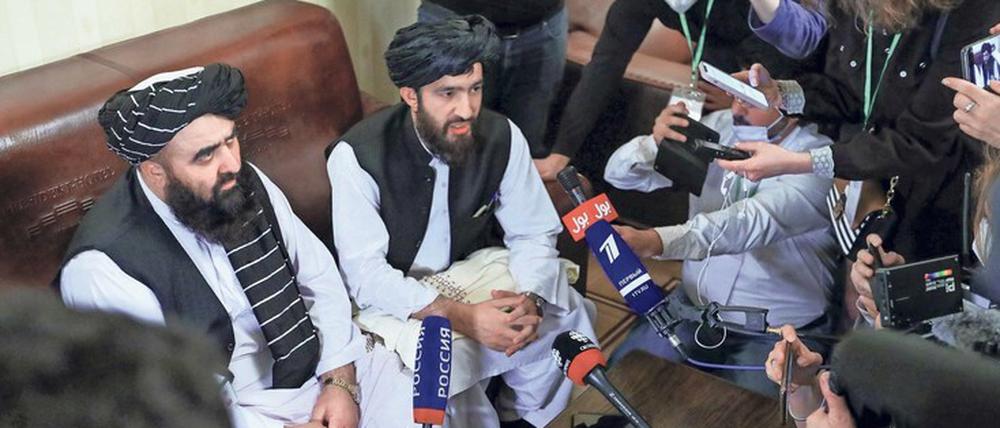 Amir Khan Muttaqi (links) versucht, die Regierungen vieler Staaten davon zu überzeugen, die Taliban als legitime Führer Afghanistans anzuerkennen.