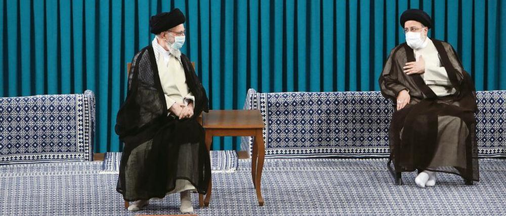 Bislang zeigt Teheran, hier Präsident Raisi (r.) und Revolutionsführer Chamenei, keine Kompromissbereitschaft.