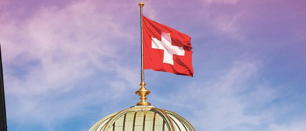 Die Schweiz bezeichnet ihre Neutralität als dauernd und bewaffnet. In einer Umfrage 2019 sagten 96 Prozent, das solle beibehalten werden. 