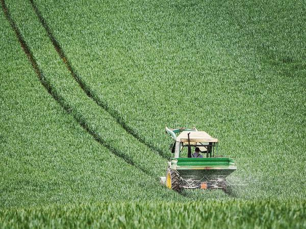 Die EU-Kommission will verbindliche Ziele für eine Verringerung des Pestizid- und Düngemitteleinsatzes festlegen.