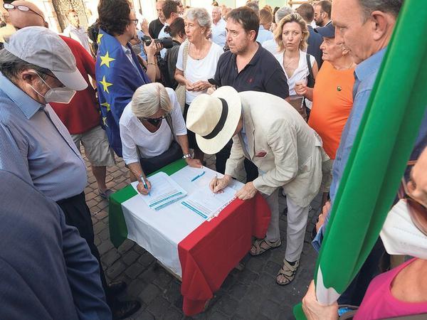 Volkes Wille: In Rom unterzeichnen Bürger:innen eine Petition mit der Forderung, dass Draghi im Amt bleiben soll.