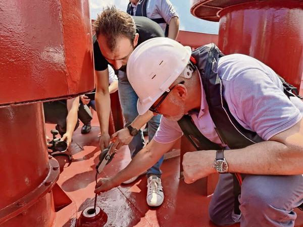 Erfolg für Ankara. Inspektoren kontrollieren die Fracht des Getreideschiffs.