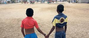 Zusammenhalten. Beim Straßenfußball in Kolumbien. Foto: sfw/Peter Dench