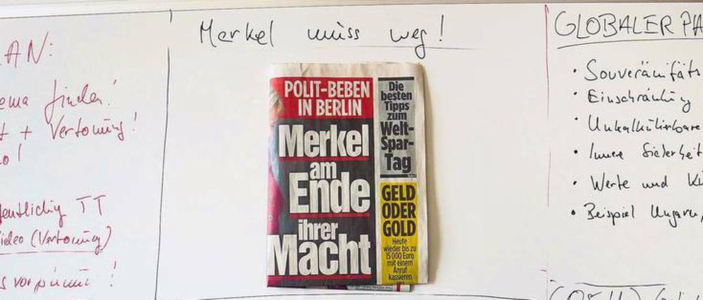 Analog und digital. An einem Whiteboard in der AfD-Medienabteilung ist der Titel einer „Bild“ zu sehen. Hier produziert die AfD-Fraktion im Bundestag Nachrichten für Fans.