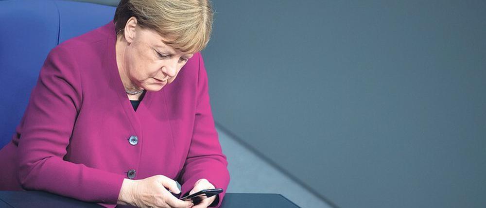 Blick aufs Handy: Bundeskanzlerin Angela Merkel. 