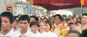 Katholiken feiern Mariä Himmelfahrt mit einer Prozession durch ein Dorf in der Provinz Hebei.