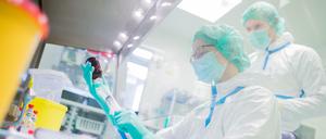 Arbeiten nach wissenschaftlichen Prinzipien: Eine Pharmazeutisch-technische Assistentin und ein Apotheker stellen Krebsmedikamente in einem Labor einer Apotheke her. 