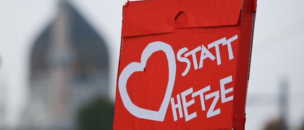 Demonstranten tragen am 19.10.2015 in Dresden ein Plakat mit dem Aufdruck «Herz statt Hetze»