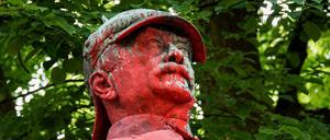 Eine mit roter Farbe beschmierte Bismarck-Statue in Hamburg-Altona.