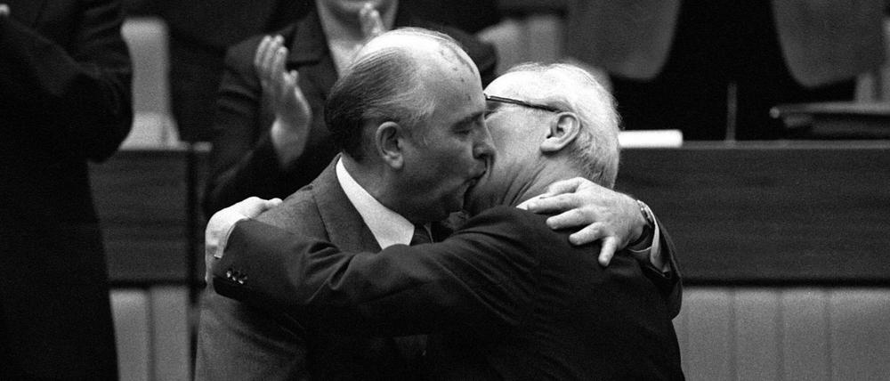 Historisch: Bruderkuss zwischen Erich Honecker und Michail Gorbatschow auf dem SED-Parteitag.