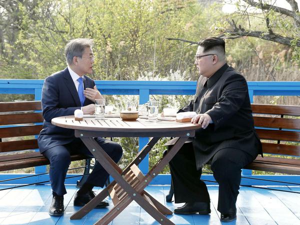 Nordkoreas Machthaber Kim Jong Un (r.) und Südkoreas Präsident Moon Jae In.