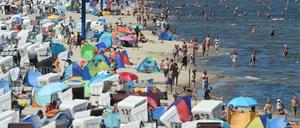 Hunderte Touristen suchen Abkühlung an der Ostsee auf der Insel Usedom. 