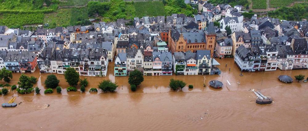 Die Mosel ist über die Ufer getreten und hat einen Teil der Innenstadt von Zell in Rheinland-Pfalz geflutet. 