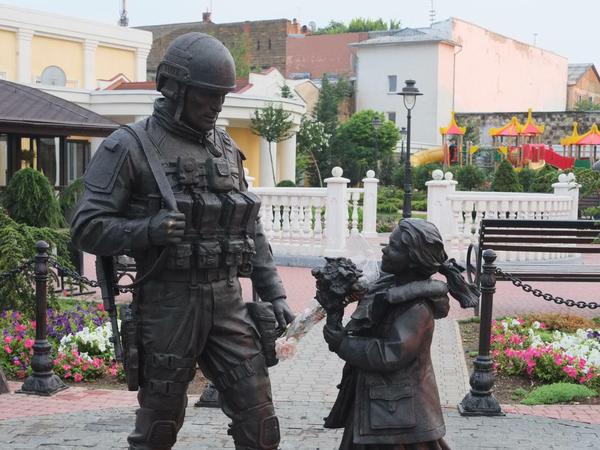 Statuen auf der Krim - das Mädchen und der Soldat. 