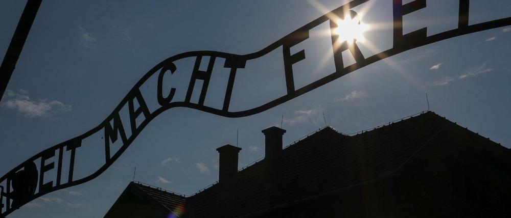 Blick auf das Tor zum früheren Konzentrationslager Auschwitz. 