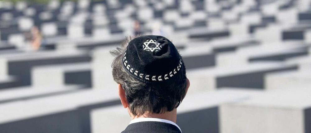 Ein Jude steht vor dem Holocaust-Mahnmal in Berlin (Archivbild).