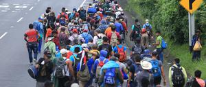 Migranten aus Honduras marschieren in einer Karawane in Richtung der mexikanischen Grenze. 