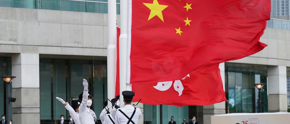 Anlässlich der Feierlichkeiten zum 25. Jahrestag der Rückgabe an China findet in Hongkong eine Flaggenzeremonie statt.