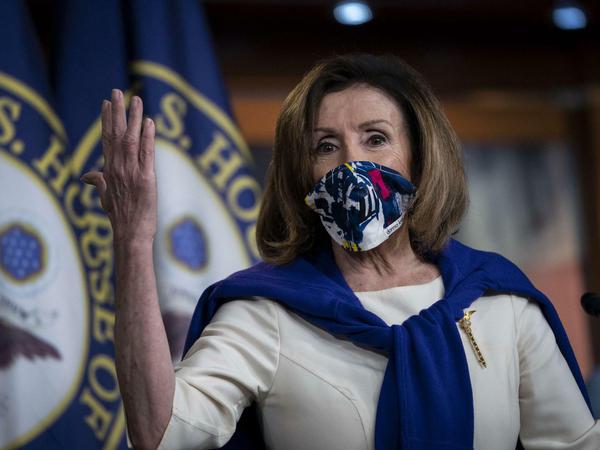 Nancy Pelosi, Politikerin der Demokratischen Partei, trägt Maske.