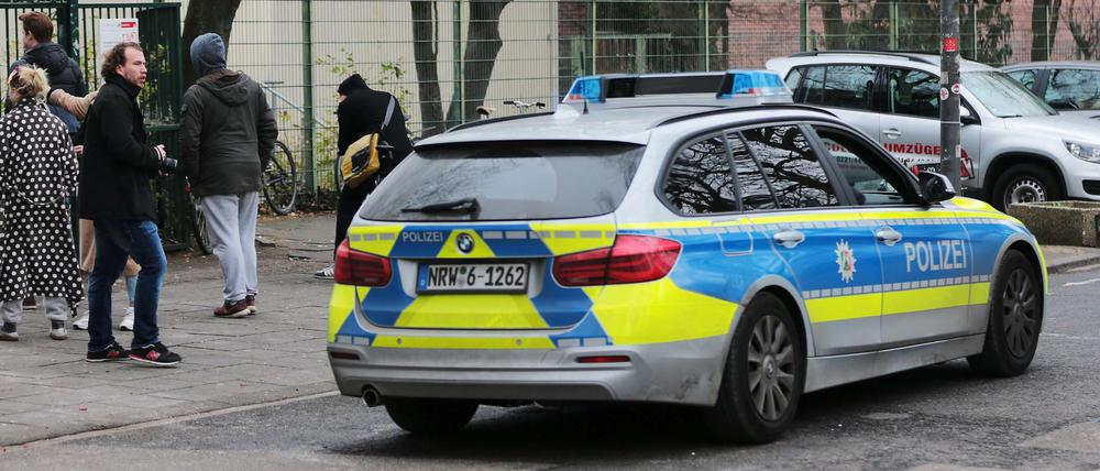 Die Polizei stellte beim Abistreich in Köln "speerähnliche Gegenstände sicher. Jetzt ermittelt sie unter anderem wegen Körperverletzung.