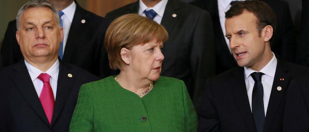 Im Vordergrund: Bundeskanzlerin Angela Merkel neben Ungarns Premier Viktor Orban (li.) und Frankreichs Präsident Emmanuel Macron. 