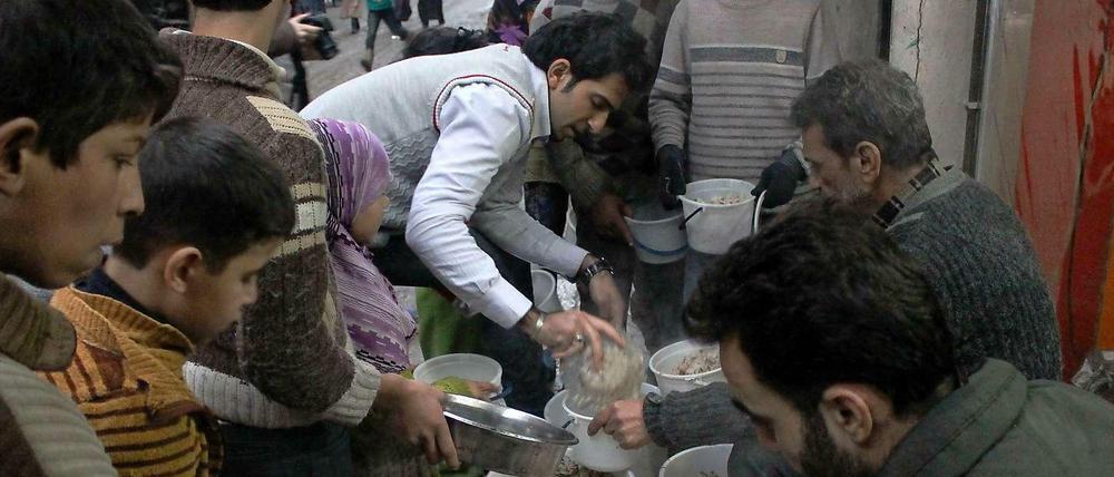 Kampf dem Hunger: Wie hier in Aleppo sind Millionen Syrer auf Lebensmittel-Hilfe angewiesen.