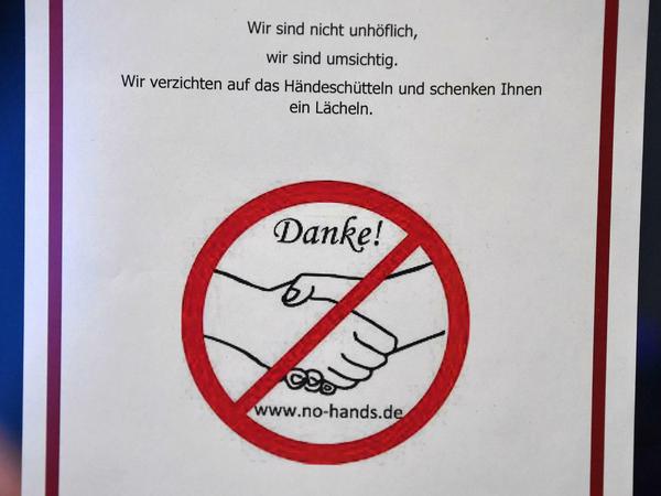 Im Thüringer Landtag wird darum gebeten, auf das Händeschütteln zu verzichten.