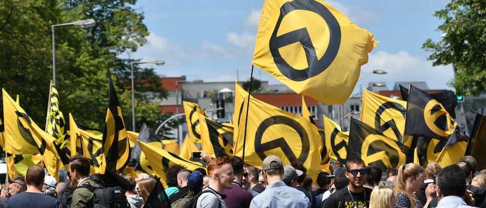 Anhänger der rechtsradikalen "Identitären Bewegung" stehen am 17. Juni 2017 mit Fahnen auf der Brunnenstraße in Berlin.