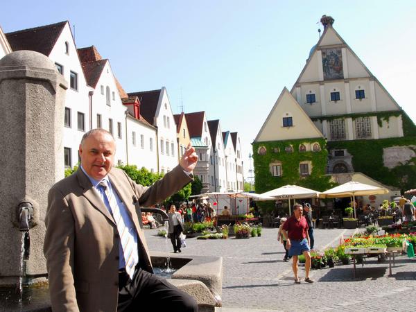 2007. Bürgermeister Lothar Höher steht auf dem Marktplatz in Weiden.