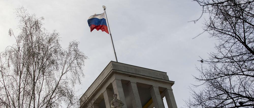 Vertreter der russischen Botschaft sollen den Angeklagten im Tiergartenmord-Prozess im Gefängnis besucht haben.