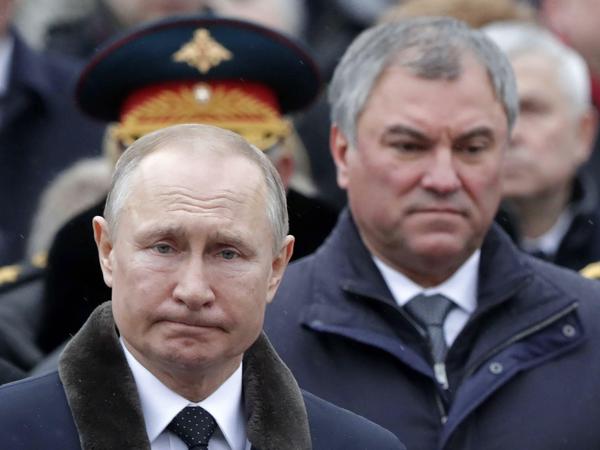 Der russische Parlamentschef Wjatscheslaw Wolodin (r.) verteidigt Präsident Wladimir Putin gegen Aussagen von US-Präsident Joe Biden.