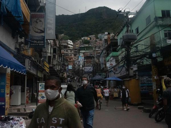Bewohner von Rocinha auf den Straßen, zu den Zeiten einer Corona-Ausgangssperre im Mai 2020.