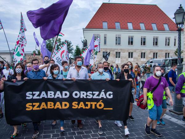 Politiker:innen der Momentum-Partei demonstrieren gemeinsam mit Jobbik für die Pressefreiheit.