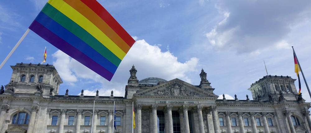 Eine Regenbogenflagge ist Ende Juni 2021 vor dem Reichstag zu sehen.
