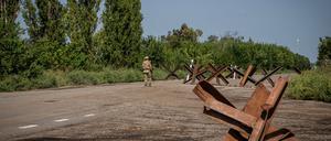 Ein ukrainischer Soldat patroulliert an einem Checkpoint im Oblast Mykolajiw im Süden der Ukraine.