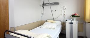 Leeres Krankenbett in einer Klinik.