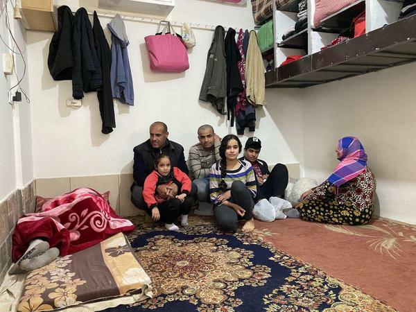 Die Familie Faraj floh vor mehr als zehn Jahren aus Syrien. Heute leben sie zu siebt in einem Raum. 