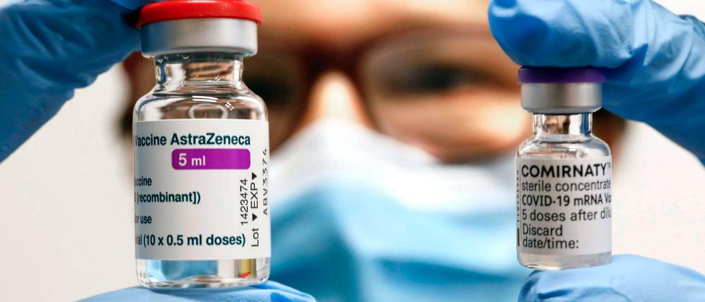 Die Impfampullen mit dem COVID-19-Impfstoff von Biontech/Pfizer Impfstoff und dem von AstraZeneca.