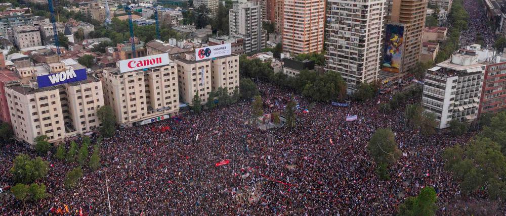Demonstranten am Freitag in Santiago.