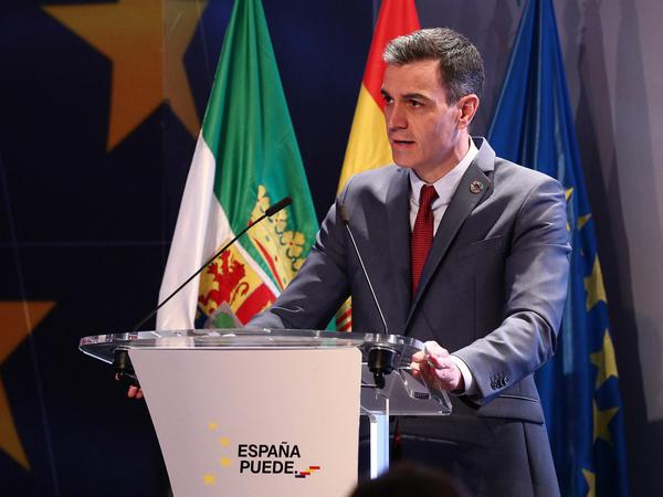Der sozialistische Ministerpräsident Pedro Sánchez kritisierte am Freitag Gewalt auf den Straßen, versprach aber auch einen besseren Schutz der Meinungsfreiheit.