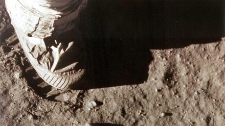 Der erste Mensch auf dem Mond. Der rechte Fuß von Neil Armstrong.
