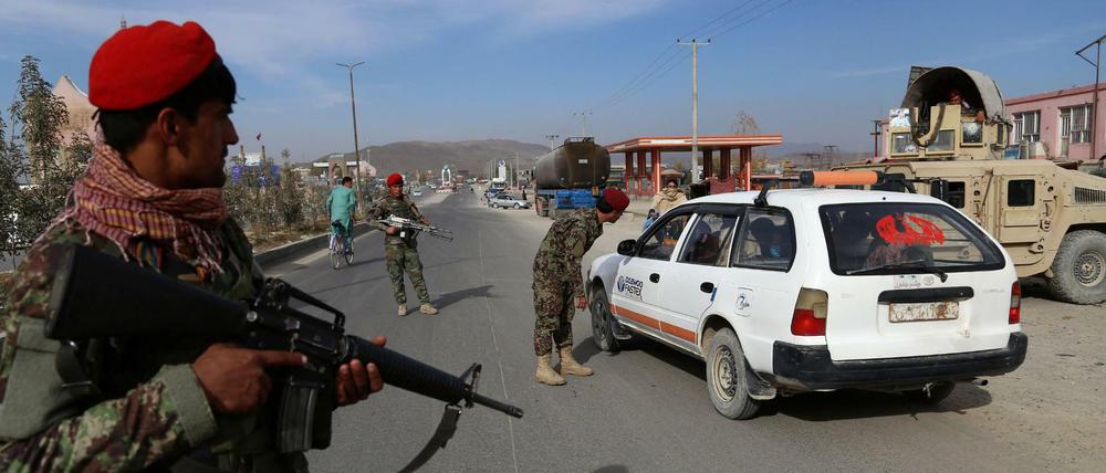 Afghanische Sicherheitskräfte kontrollieren ein Fahrzeug in Kabul (Archivbild). 