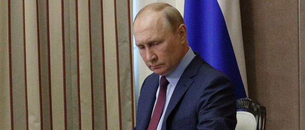 Der russische Präsident Vladimir Putin nimmt an einer Videokonferenz teil.