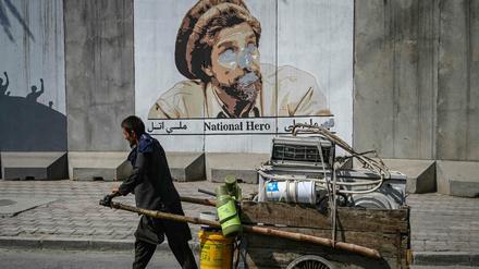 Ein Nationalheld verschwindet. Lange wird dieses Wandbild des afghanischen Mudschaheddin-Kämpfers Ahmad Schah Massoud, Anführer des Widerstands gegen die Taliban, hier nicht mehr prangen. Straßenszene aus Kabul im September. 