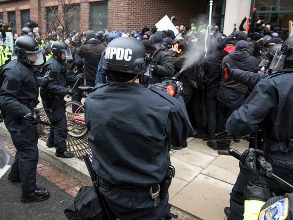 Während der Amtseinführung kam es in Washington zu gewaltsamen Auseinandersetzungen zwischen Polizei und Demonstranten.