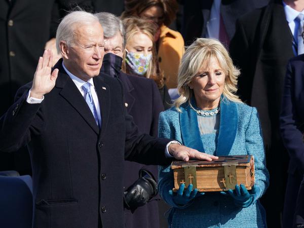 Joe Biden und seine Ehefrau Jill während der Vereidigung als US-Präsident