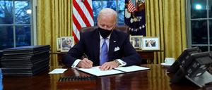 Noch am Tag seiner Amtseinführung unterzeichnete US-Präsident Joe Biden erste Beschlüsse. 